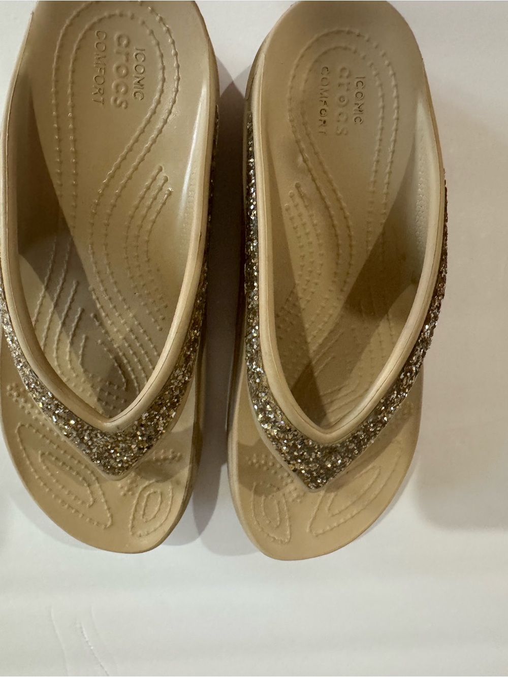 CROCS Women’s Tan Glitter V‑Strap Sandals